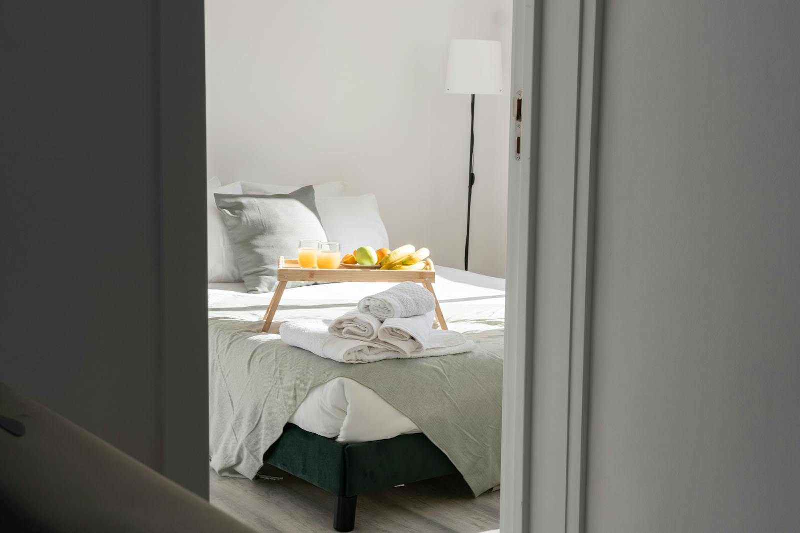 Petit-déjeuner lumineux servi dans une chambre